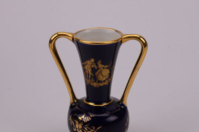 Petite amphore en porcelaine, garniture dorée et scène de cour. Porcelaine artistique de Limoges, label de qualité assurément.