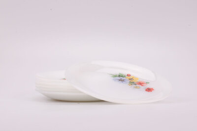 Set d'assiettes à dessert vintage en opaline de chez Arcopal dans la collection Anémone