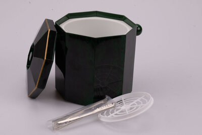 Seau à glace en plastique noir fabriqué dans les années 70 par Mélarti dans la collection marbre malachite, pince à glaçons fournie avec l'emballage