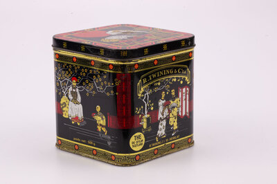 Ancienne boite en métal dans un style oriental avec des teintes noires, rouges et dorées de la marque R. Twining&co