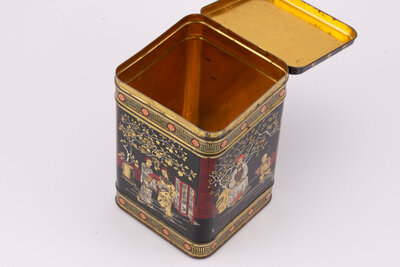 Ancienne boite en métal dans un style oriental avec des teintes noires, rouges et dorées de la marque R. 