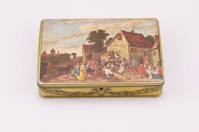Ancienne boite en métal avec un dessin de paysage médieval et des touches jaunâtres de la marque de chocolat Jacques.
