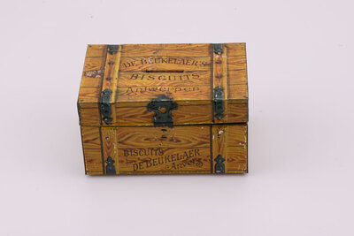 Ancienne boite en métal issue de la marque anversoise de biscuits De Beukelaer.