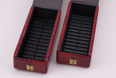 boite à rangement de cassettes audio en cuir de couleur rouge 