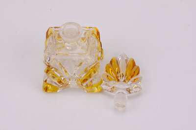Flacon de parfum en verre et verre teinté jaune