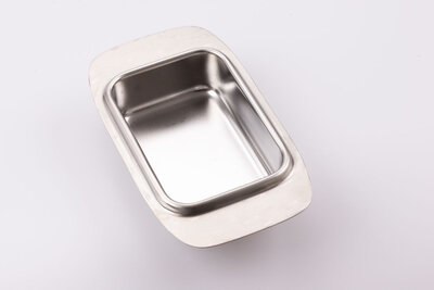 Beurrier en inox, modèle n°137, vendu avec sa boite d'origine et fabriqué par la célèbre manufacture Alessi.