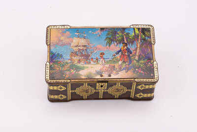 Ancienne boite en métal en forme de coffre-fort avec une peinture de pirates sur la partie supérieure de la marque de biscuit Thornes.