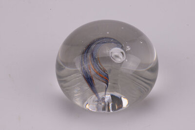Boule de sulfure en verre, représentant un tourbillon bleu et orange