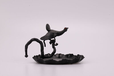 Vide-poche noir avec un élégant tétras  Vide-poche noir en fer forgé, avec en support un tétras lyre sur une branche