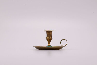 Bougeoir à main en laiton  Bougeoir en laiton, modèle rat de cave, avec des motifs géométriques peints à la main