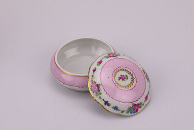 Une ravissante bonbonnière en porcelaine rose, une pièce délicate et charmante pour compléter votre décoration intérieur