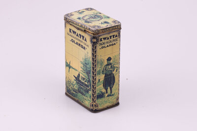 Ancienne boite en métal avec des teintes beiges et blanches et des beaux paysages hollandais de la marque Kwatta.