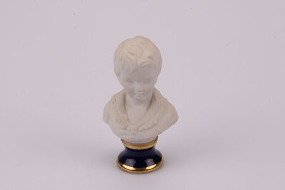 Elégant buste en biscuit d'un jeune garçon par la manufacture de Limoges