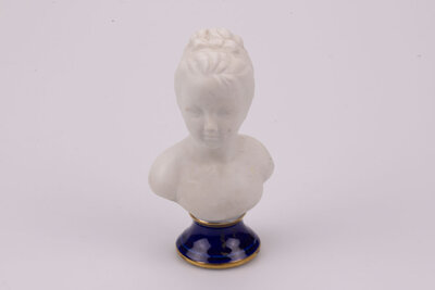 Elégant buste en biscuit de la jeune Louise Brongniart par la manufacture de Limoges
