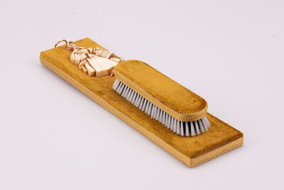  brosse à vêtement accrochable au mur dans des tonalités jaunâtres fournie dans sa boite d'origine