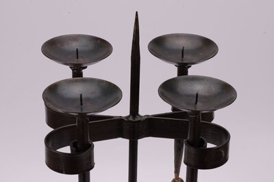 Chandelier au design brut, laissant la part belle à la matière et aux formes géométriques minimalistes