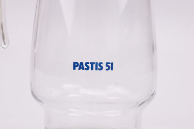 Carafe en verre de la marque pastis 51 avec une hanse