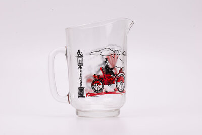 Carafe vintage en verre épais sérigraphiée d'un dessin de voiture du 19e siècle