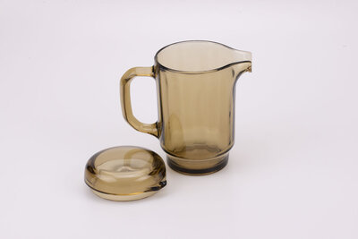 Carafe vintage en verre fumé avec une hanse et un bec verseur