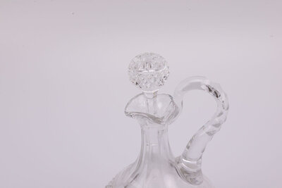 Splendide carafe en cristal d'une des plus anciennes et prestigieuses cristalleries au monde, la cristallerie française Saint-Louis. Collection Trianon qui est l'une des plus anciennes de la marque Saint-Louis et une référence du classicisme et de raffinement. C'est la haute couture du cristal. La carafe est estampillée  'Cristal Saint-Louis France' sous la carafe et en parfait état. 