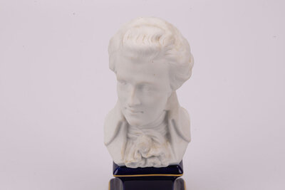 Elégant buste de Mozart en biscuit de la manufacture de Limoges 