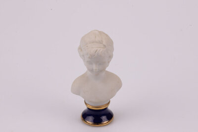 Elégant buste en biscuit d'une jeune fille par la manufacture de Limoges 