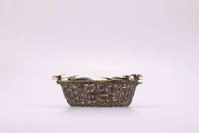 Panier à fruit vintage bohème en métal filaire avec des fleurs en décoration