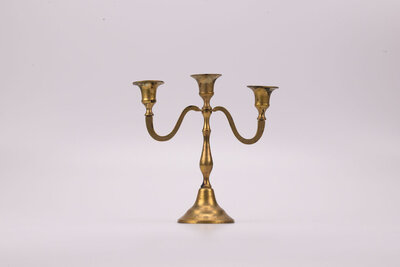 Chandelier à 3 branches en laiton Cet objet intemporel qu'est ce chandelier à 3 branches
