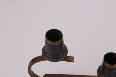 2 bougeoirs en métal, cuivre  et bois  2 bougeoirs en métal, cuivre  et bois