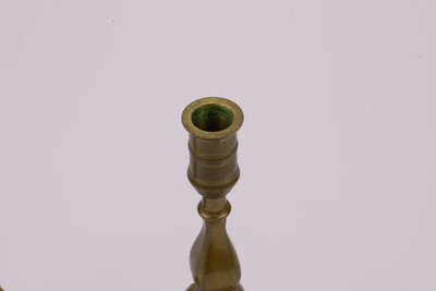 Duo de bougeoirs antiques en laiton dans un style géorgien et conçu en Angleterre. 