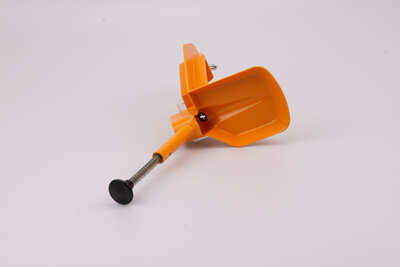 Dénoyauteur de cerises vintage produit par Glass en Allemagne dans les années 70. Il vous sera livré avec sa boite d'origine (boite abimée par endroits)