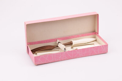 cuillère et fourchette en bois avec le manche en porcelaine 