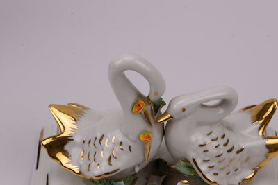 Couple de cygnes en porcelaine, fabriqué en Italie par la célèbre manufacture Capodimonte