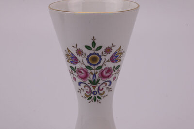 Coupe en porcelaine de la manufacture d'Arzberg en Bavière avec un fin liseré doré