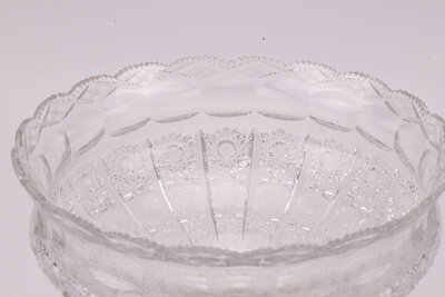 coupe magnifiquement sculptée en cristal sur un pied en bronze délicatement ciselé en forme de feuillage.