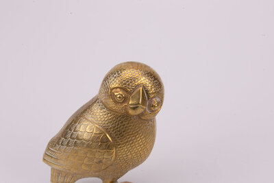 Sublime figurine de la chouette d'Athena en laiton avec des finitions en relief. 