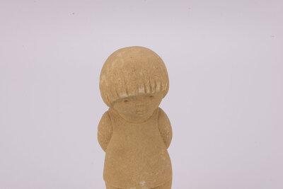 Figurine garçon en grès avec les mains dans le dos de chez Marbell Stone Art 