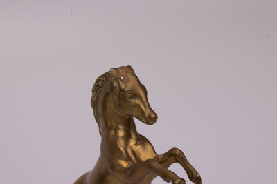 Beau cheval sur ses 2 pattes arrière en laiton. 