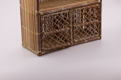 Petite étagère style "armoire de toilette" en osier avec 4 compartiments dont 2 fermables