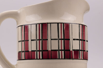 Ensemble de toilette beige aux motifs géométriques colorés en céramique de chez Boch