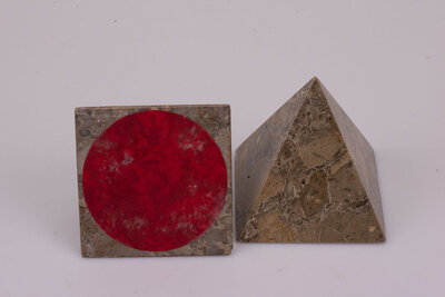  2 pyramides en pierre polie 