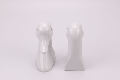 Raffinée paire de serre-livres en porcelaine blanche représentant le buste d'un canard de la manufacture Hier Vullen met Zand des Pays-Bas