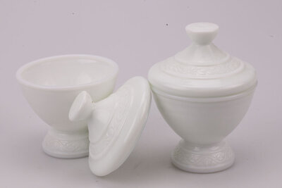 2 petits pots en opaline avec leurs couvercles pouvant contenir ce que vous désirez  