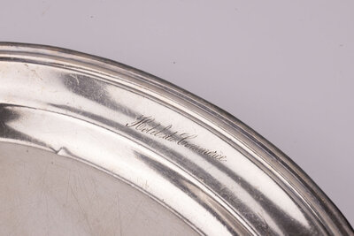 Kit de 2 plateaux en aluminium de taille moyenne avec "Hotel de commerce" noté sur une des extrémités.
