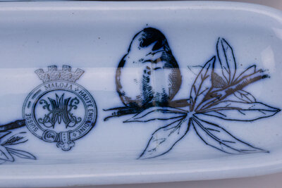 porte-savon suisse, bleu et orné de motifs floraux