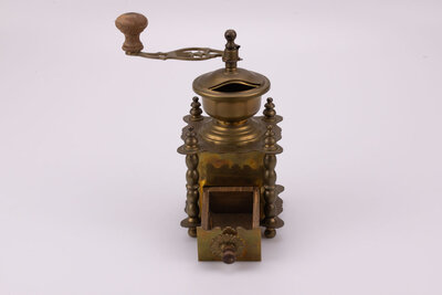  Moulin à café flamand réalisé en laiton, seuls le bouton de la manivelle et  le tiroir sont en bois