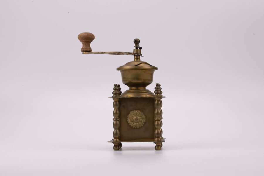  Moulin à café flamand réalisé en laiton, seuls le bouton de la manivelle et  le tiroir sont en bois