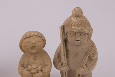 Lot de 5 figurines en grès de plusieurs petits enfants.