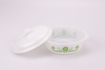 Plat à cuisson vintage glasbake en opaline, de forme ronde et avec un couvercle