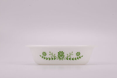 plat de cuisson vintage en verre opalin de forme ovale de Glasbake 